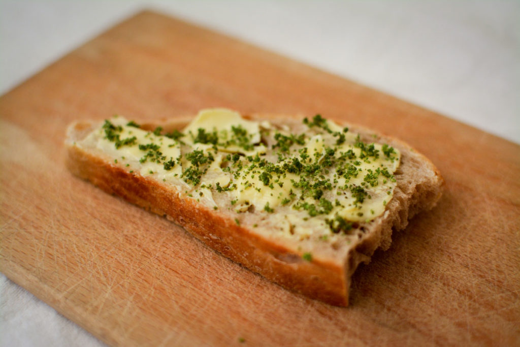 Brennnesselsamen auf einem Butterbrot © Marcel Gluschak